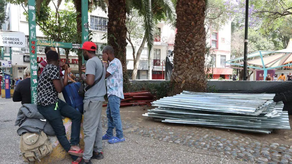 Migrantes en la plaza Giordano Bruno